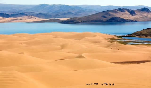Ulaagchinii Khar Lake